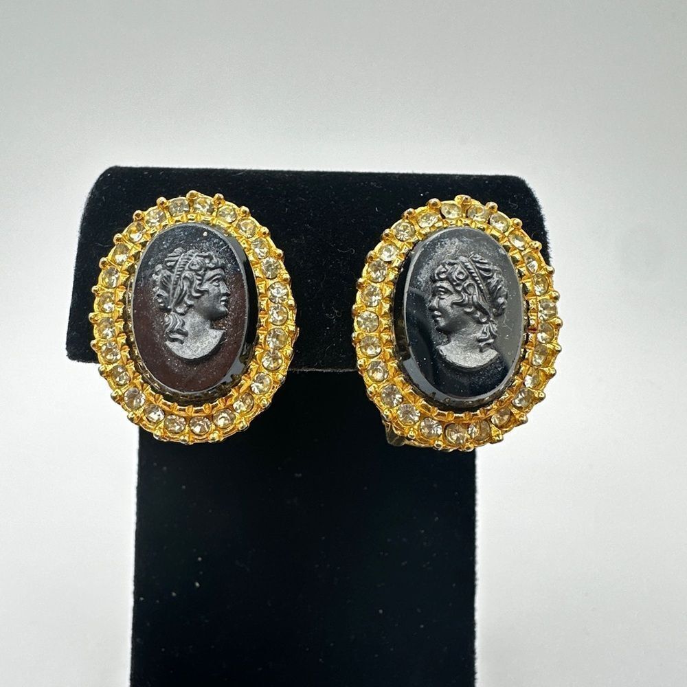Vintage 21x26mm black mirrored cameo clip-on earrings in gold tone metal!